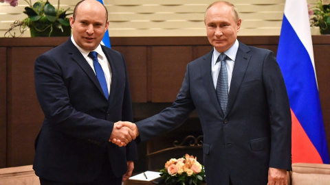 El presidente de Rusia, Vladimir Puti, recibe al primer ministro israelí, Naftali Bennett, antes de su reunión conjunta.