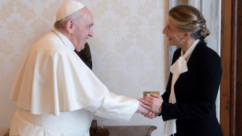 El Papa Francisco reuniéndose con la ministra española de Trabajo y Economía Social, Yolanda Díaz en el Vaticano.