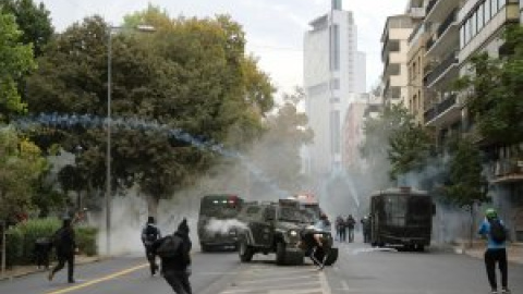 Más de 60 detenidos y un histórico monumento en llamas en las protestas de este viernes en Chile