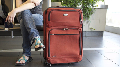 Una persona espera a embarcar en el aeropuerto.