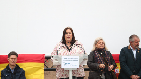 La presidenta de la Asociación Víctimas del Terrorismo (AVT), Maite Araluce, interviene durante la manifestación convocada el 26 de marzo de 2022, en Madrid.