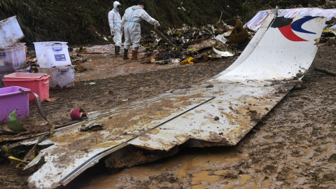 Restos del avion boeing 737-300 de China Eastern Airlines siniestrado en el sur de China con 132 personas a bordo