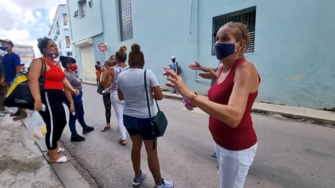 Familiares y amigos buscan a los desaparecidos durante las protestas del domingo en La Habana