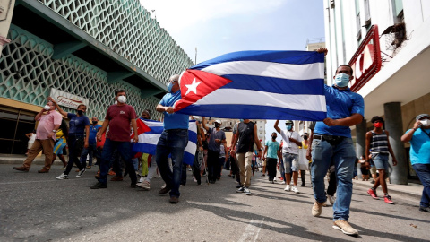 Manifestantes en apoyo al gobierno cubano se manifiestan, en una calle en La Habana (Cuba)