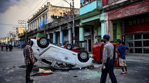 Un coche volcado tras los disturbios en las protestas del domingo en Cuba.