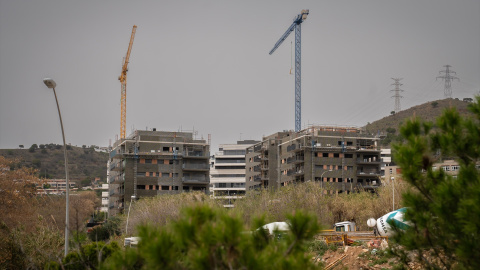 23/07/2024 Viviendas en construcción en Barcelona, Catalunya. Foto de archivo.