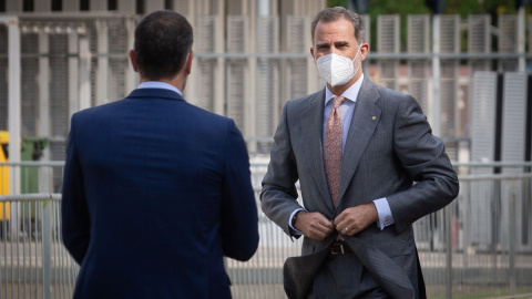 28/06/2021.- El presidente del Gobierno, Pedro Sánchez, recibe a Felipe VI a su llegada a la primera jornada de la XIV edición del Mobile World Congress (MWC 2021) en Barcelona. David Zorrakino / Europa Press