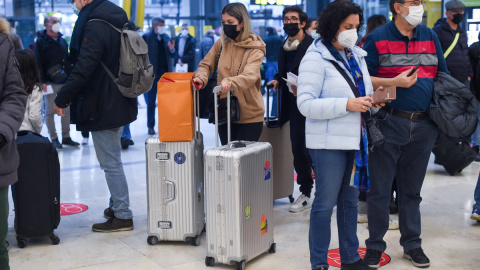 Varias personas en el aeropuerto de Adolfo Suárez, un día previo a la Nochebuena.