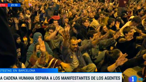 Captura del directo de TVE en el momento en que los pacifistas ocuparon Urquinaona y frenaron los disturbios en la noche del sábado, 19 de octubre.