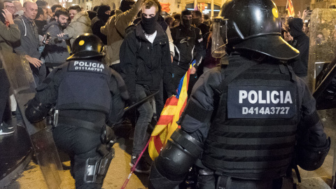 La Policía carga contra manifestantes en la Via Laietana, cerca de la Jefatura Superior de Barcelona, en la noche del sábado, 18 de octubre. GUILLEM SANS