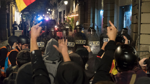 Jóvenes manifestantes desafían a la Policía junto a la Jefatura Superior de Barcelona. GUILLEM SANS