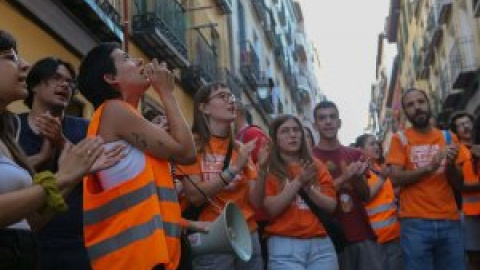 Frenan el desahucio de una familia vulnerable en Lavapiés cuyo casero "tiene 27 viviendas"