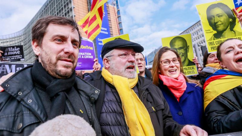 Los exconsellers catalanes y dirigentes independentistas Antoni Comin, Lluis Puig y Meritxell Serret participan en una manifestación convocada este martes en el barrio europeo de Bruselas (Bélgica)./EFE