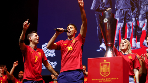 Los jugadores de la selección española de fútbol Rodri Hernández y Álvaro Morata durante la celebración del triunfo del torneo UEFA Nations League, a 19 de junio de 2023, en Madrid.