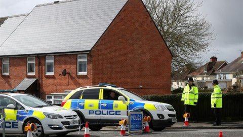 Agentes de la policía británica  protegen el área acordonada alrededor de la casa del ex oficial de inteligencia ruso Sergei Skripal en Salisbury (Reino Unido) / REUTERS - HANNAH MCKAY