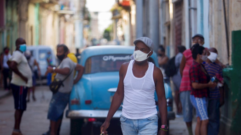 13/07/2021.- Un hombre camina por una calle con cubetas de huevos hoy martes 13 de julio del 2021, en La Habana. EFE/Yander Zamora