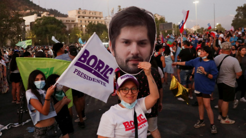 Una simpatizante de Gabriel Boric celebra su victoria en las elecciones presidenciales de Chile, en Santiago.