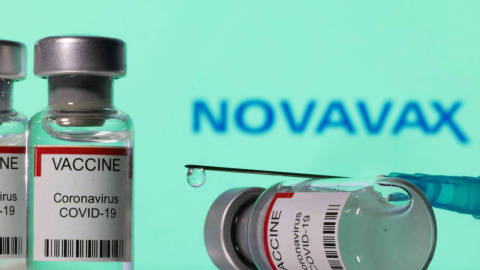 Un vial de vacuna contra la covid-19 con el logo de Novavax de fondo este lunes 20 de diciembre de 2021.