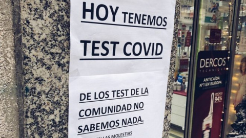 El cartel que ha puesto una farmacia de la Comunidad de Madrid.