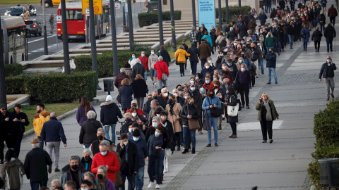 Largas colas a los centros de vacunación contra la pandemia de la covid el centro instalado en la Fira de Barcelona, coincidiendo con la tercera vacuna de refuerzo a los mayores de 60 años y el comienzo de la vacunación a los niños entre los 5 y los 1