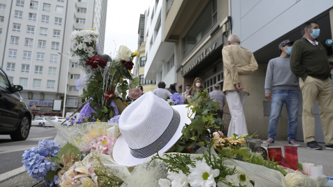 Flores y objetos en el altar colocado en la acera donde fue golpeado Samuel, el joven asesinado en A Coruña el pasado sábado 3 de julio.