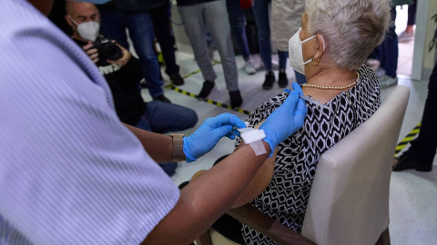 Una sanitaria vacuna a una mujer en la Residencia de Mayores Vista Alegre, a 22 de septiembre de 2021, en Madrid, (España).