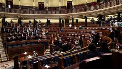 Miembros del hemiciclo aplauden durante una sesión plenaria en el Congreso de los Diputados, Madrid, (España), a 18 de marzo de 2021