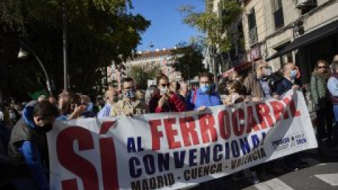 "Menos AVE y más regionales": centenares de manifestantes por un tren "público y social" que "vertebre" el país