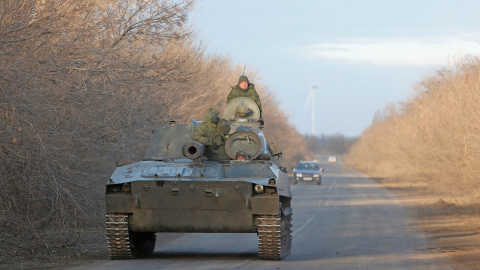 Miembros de las tropas prorrusas en un vehículo blindado cerca de la ciudad portuaria de Mariupol, Ucrania, el 27 de marzo de 2022.