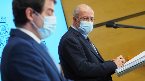 El presidente de la Junta de Castilla y León, Alfonso Fernández Mañueco y el vicepresidente y líder de Ciudadanos en la Comunidad, Francisco Igea durante una rueda de prensa en Valladolid, Castilla y León (España), a 11 de marzo de 2021.