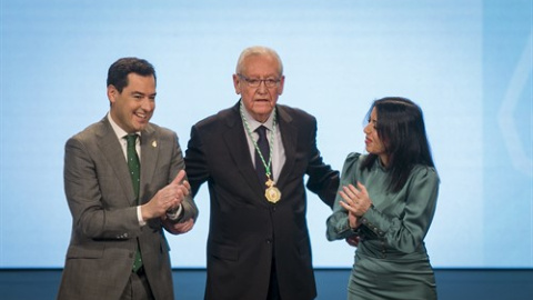 El presidente de la Junta de Andalucía Juanma Moreno (i), junto a la presidenta del Parlamento de Andalucía, Marta Bosquet (d), otorga la Medalla de Andalucía Manuel Clavero a el expresidente socialista de la Junta de Andalucía, Rafael Escuredo (c). E