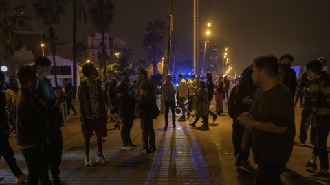 Varias personas en ambiente festivo.