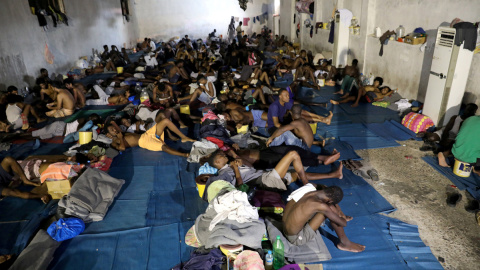 Imagen de archivo de cientos de personas hacinadas en un campo de detención de migrantes en Libia.