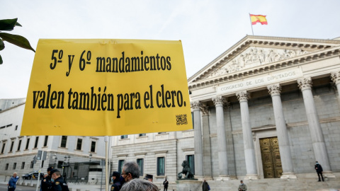 28/03/2022. Protesta frente al Congreso por el contra el acuerdo Iglesia-Gobierno sobre inmatriculaciones, a 16/02/2022,