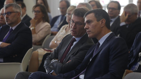 El presidente de la Xunda de Galicia, Alberto Núñez Feijóo, y el presidente del Gobierno entonces en funciones, Pedro Sánchez,en un acto en La Toja, el pasado octubre. E.P./Beatriz Ciscar