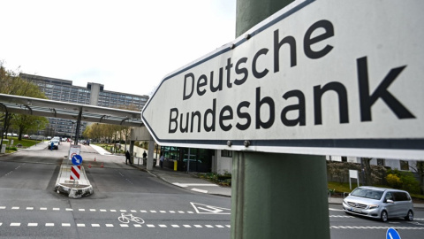 Cartel indicador a la entrada de la sede del Bundesbank, el banco central de Alemania, en Fráncfort.