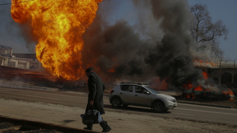 Un hombre pasa junto a un incendio después de un bombardeo ruso en la ciudad ucraniana de Járkov. REUTERS/Oleg Pereverzev