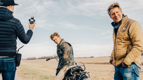 El director de fotografía Adam Stone, el actor Austin Butler y el cineasta Jeff Nichols, en el rodaje.