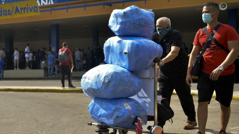 Imagen de archivo de un turista entrando en Cuba con su equipaje.