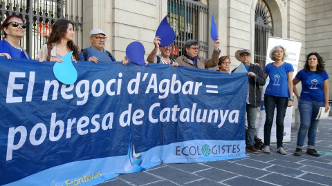 Concetració i roda de premsa de les entitats promotores de la multiconsulta aquest dimecres a la plaça Sant Jaume. @FAVB