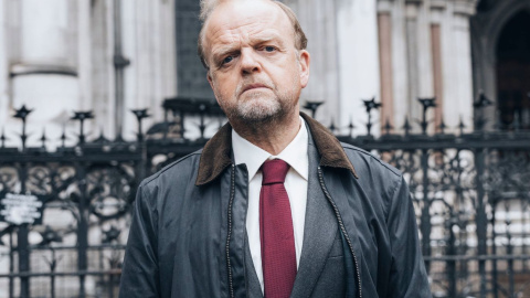 El actor Toby Jones encarna a Alan Bates en la serie 'Mr. Bates contra Correos'.