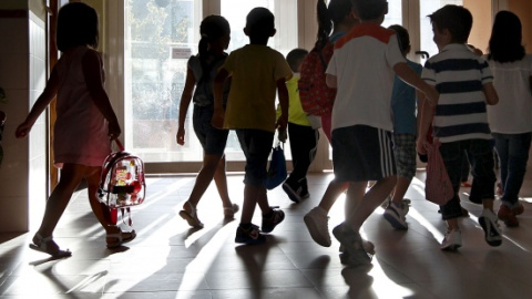 Un grupo de niños en el colegio. EFE/Juanjo Martín