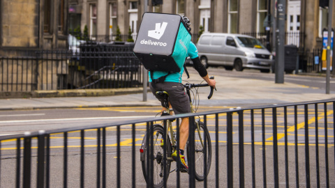 Trabajador de reparto a domicilio de Deliveroo.  EFE