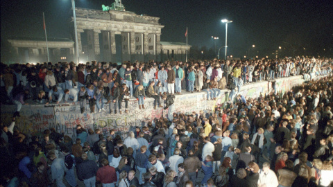 Imagen de la jornada en que cayó el Muro de Berlin. AFP/ Peter Kneffel.