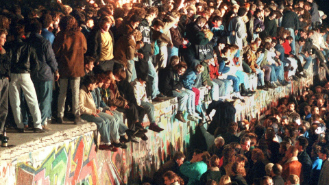 Imagen del 9 de noviembre de 1989, cuando el Muro de Berlín pasó a la historia AFP/Archivo.