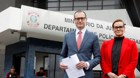 Los abogados del expresidente brasileño, Cristiano Zanin y Valeska T. Martins, en la sede de la Policía Federal. / EFE