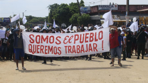 08/11/2019.- Grupos de manifestantes afines al presidente boliviano, Evo Morales, se manifiestan frente a la Policía Boliviana, que protege una refinería para evitar que detractores del mandatario del país bloqueen el envío de combustible al interior,