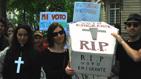 Imagen de archivo de una movilización de Marea Granate para denunciar las dificultades del voto rogado. MAREA GRANATE