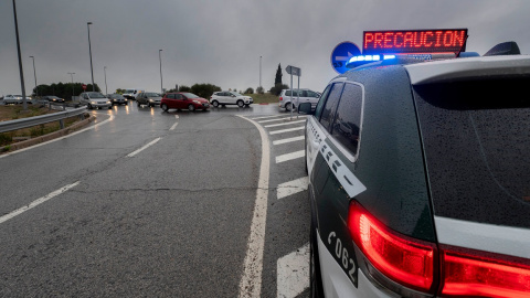 29/10/2021 Un vehículo de la Guardia Civil agiliza el tráfico en la carretera A-1