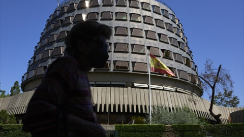 Una persona camina por las inmediaciones del Tribunal Constitucional, el pasado 1 de julio de 2021